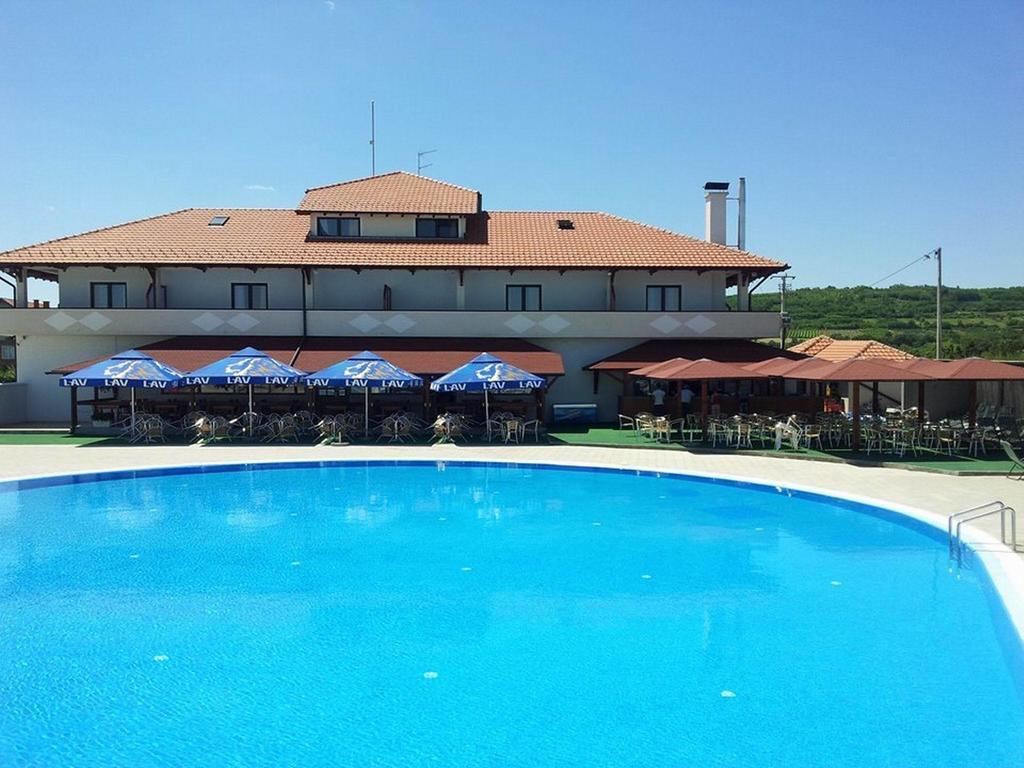 Bazeni Baikal Hotel Topola Bagian luar foto