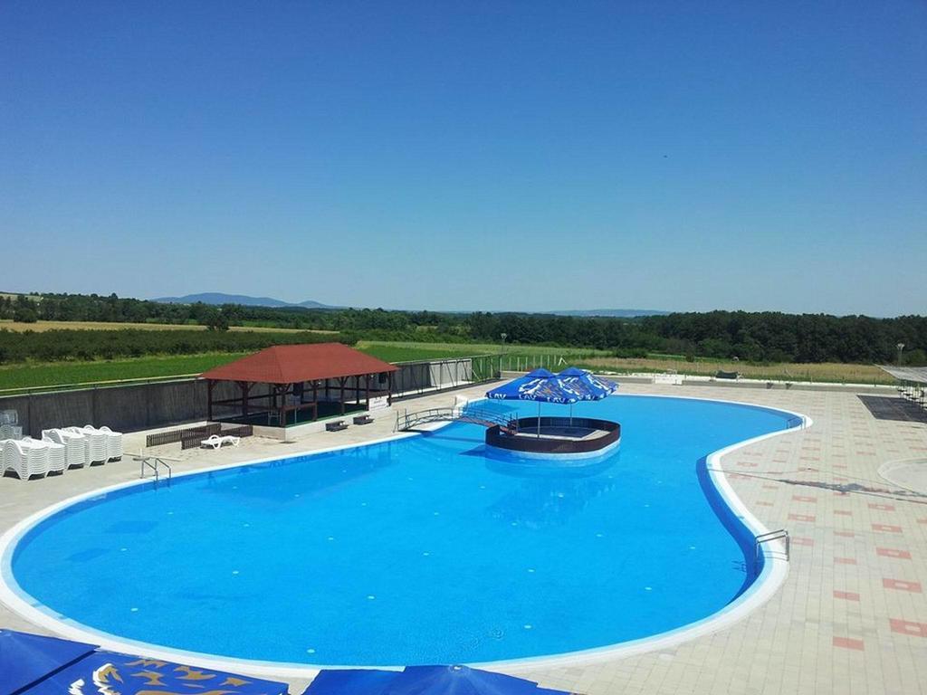 Bazeni Baikal Hotel Topola Bagian luar foto