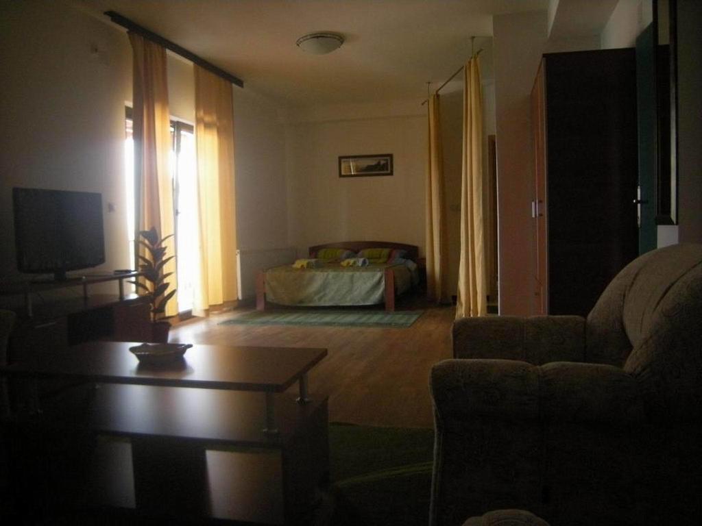 Bazeni Baikal Hotel Topola Bagian luar foto